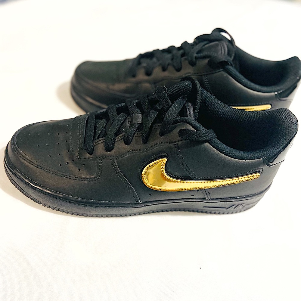Boys Youth Size 7 Nike Air Force  "Removable Swoosh" AR7446 001